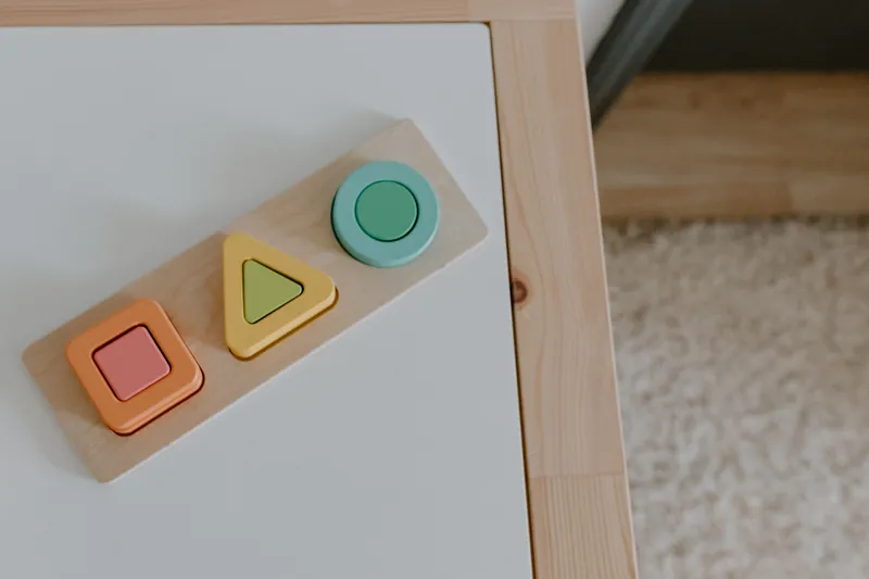 明るい天板の上に並べられた木製のパズル